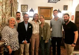 La Infanta Cristina y  sus hijos disfrutan de Córdoba en la legendaria taberna El Pisto y Caballerizas