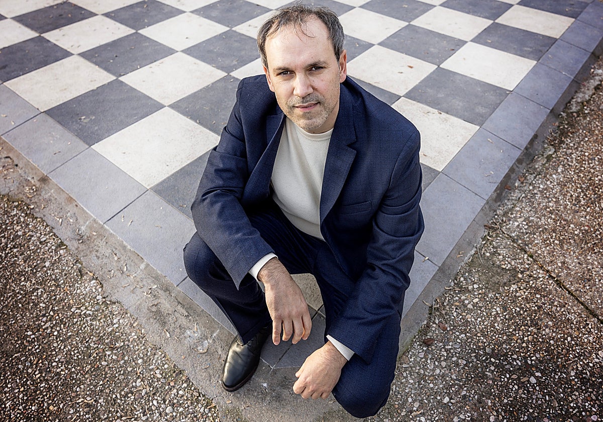 Luis Zueco posa junto con un tablero de ajedrez recreado en el suelo