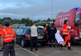 Una mujer da luz a una niña en el parking de un centro comercial en Navarra