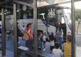 Pillan a un conductor de autobús escolar drogado en el trabajo en Cangas del Narcea (Asturias)