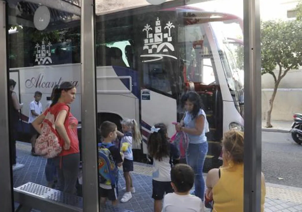 Pillan a un conductor de autobús escolar drogado en el trabajo en Cangas  del Narcea (Asturias)