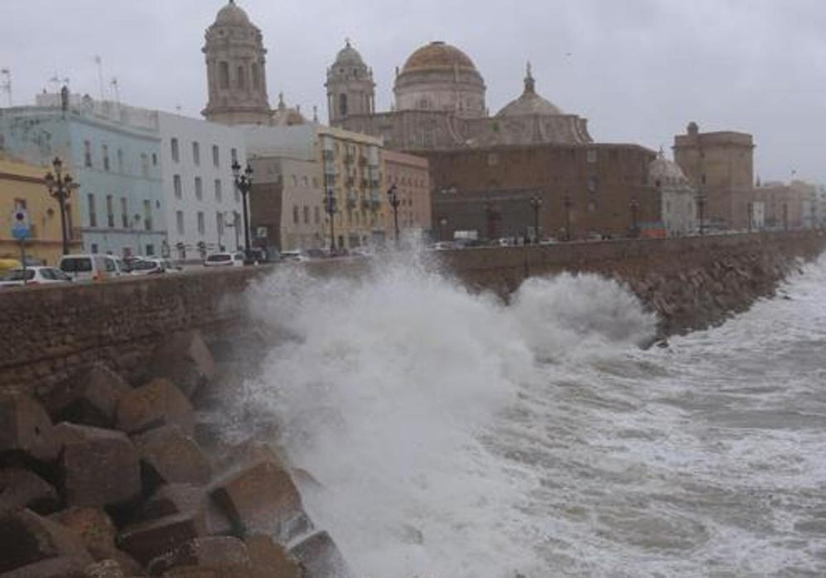 Una ola golpea Cádiz