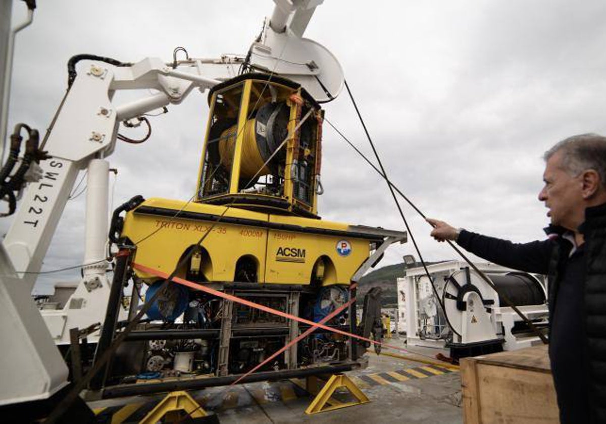 José Cubeiro, jefe de operaciones de la empresa viguesa ACSM, propietaria del buque Ártabro, junto al barco un día después regresar al Puerto de Vigo