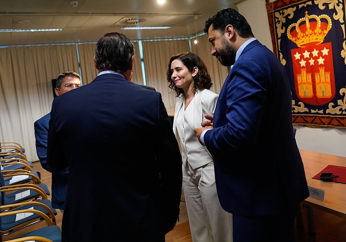 Isabel Díaz Ayuso, junto a Carlos Díaz-Pache y Alfonso Serrano este martes en la Asamblea de Madrid