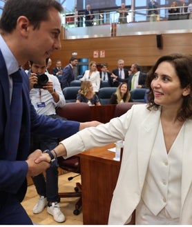 Imagen secundaria 2 - Arriba, el grupo de Más Madrid en el hemiciclo. Abajo, izq, Rocío Monasterio con sus diputados. Dcha, Díaz Ayuso y Juan Lobato (PSOE) se saludan