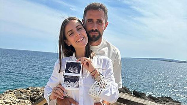 Canario celebra junto a su pareja que va a ser padre dentro de poco junto a la playa