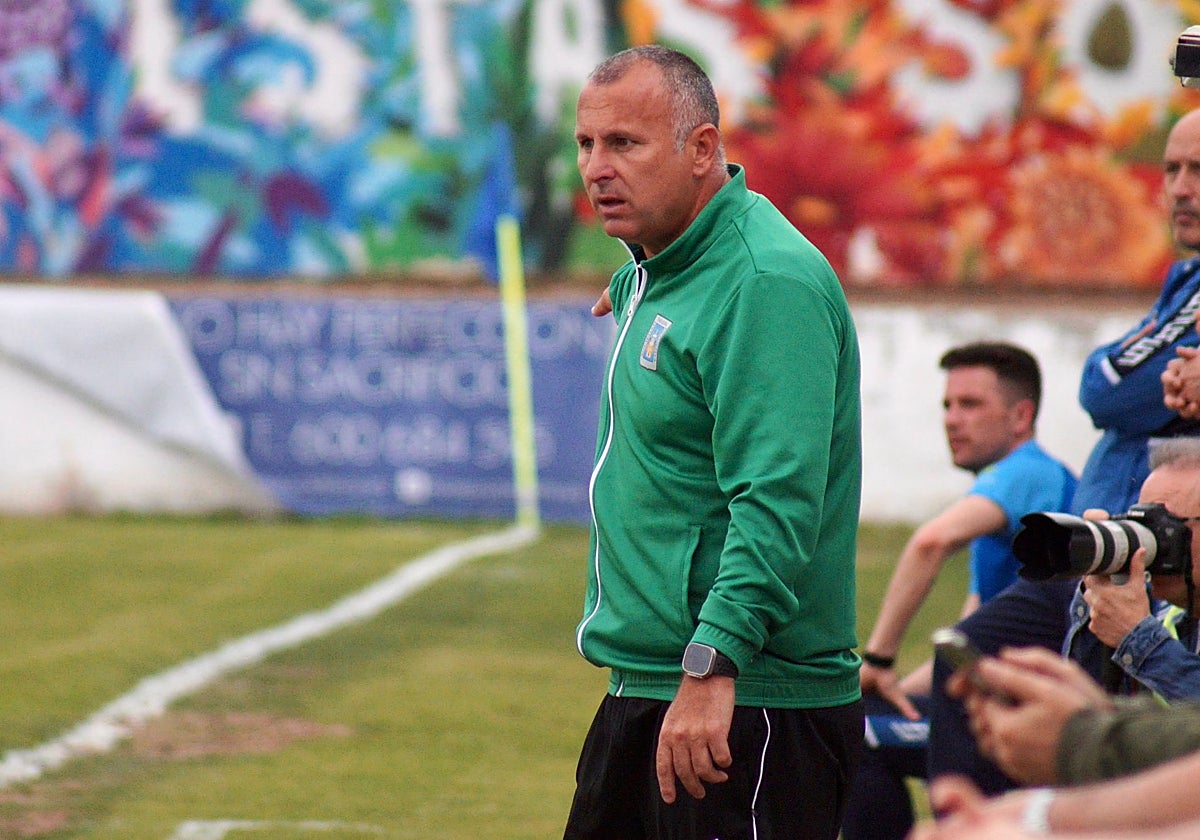 El exblanquiverde Javi Moreno durante un partido con el Tarazona esta temporada