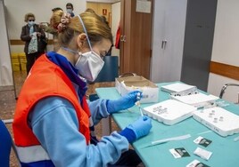 Andalucía registra 64 muertes por Covid en las últimas dos semanas aunque la cifra de hospitalizados baja hasta los 166