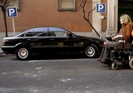 Cárcel por aparcar en un plaza para discapacitados en Sevilla con una copia plastificada de la tarjeta de su mujer