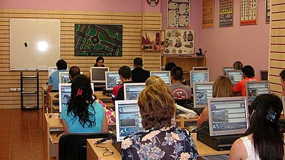 Pillado 'in fraganti' cuando le pasaban por audio las respuestas al examen de conducir