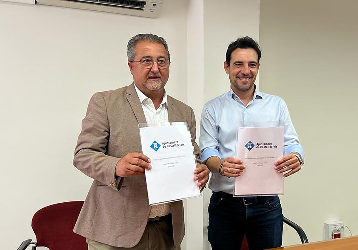 Nico Cerpa y Manuel Reyes, hoy, tras la firma del acuerdo por el que el PP se hace con la alcaldía de Castelldefels, en Barcelona