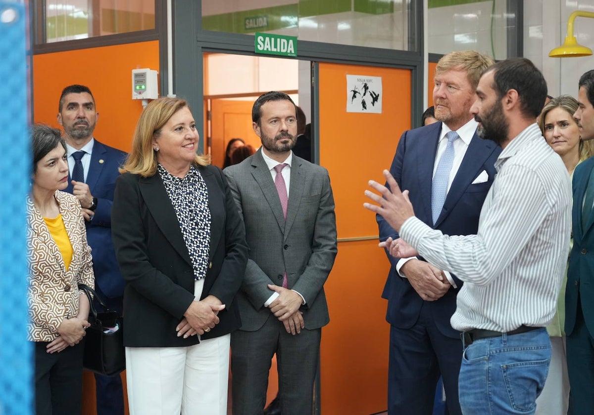 Guillermo de Holanda durante la visita a la planta de Puertollano, junto a Rodríguez y Escudero