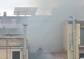 Muere una mujer de 87 años tras el incendio de un piso en el centro de Barcelona