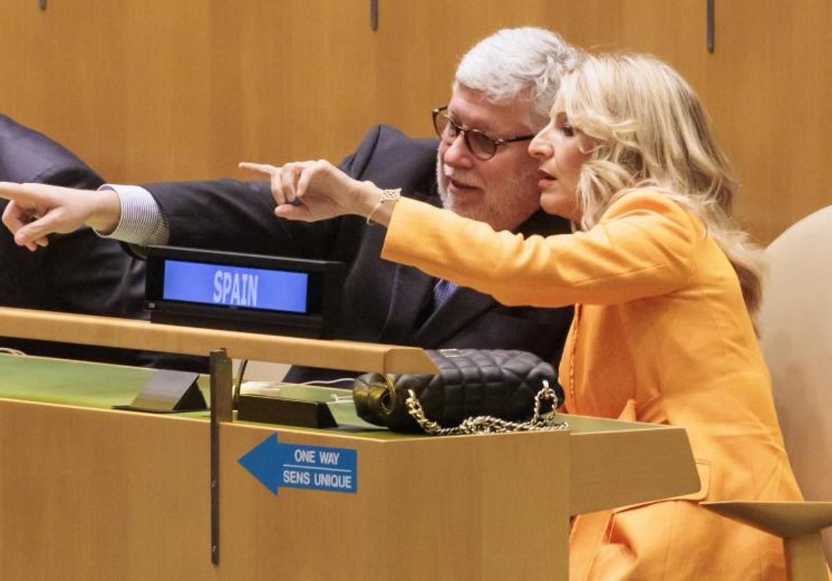 Imagen de archivo en la sede de la ONU en Nueva York, del diplomático Agustín Santos Maraver junto a Yolanda Díaz