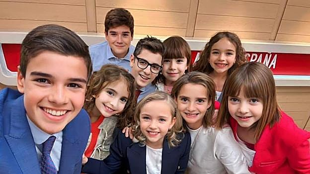 Imagen después - Pedro Sánchez y sus ministros vuelven a su infancia gracias a la IA