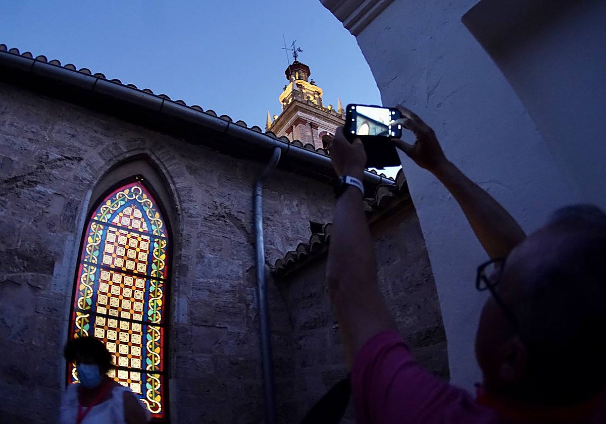 Imagen de una visita nocturna al Aula Capitular de San Nicolás