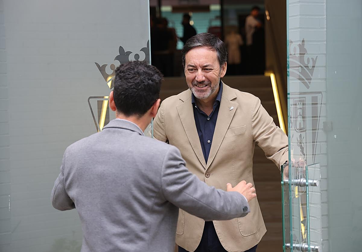 El CEO del Córdoba CF, Antonio Fernández Monterrubio, abre las puertas del palco