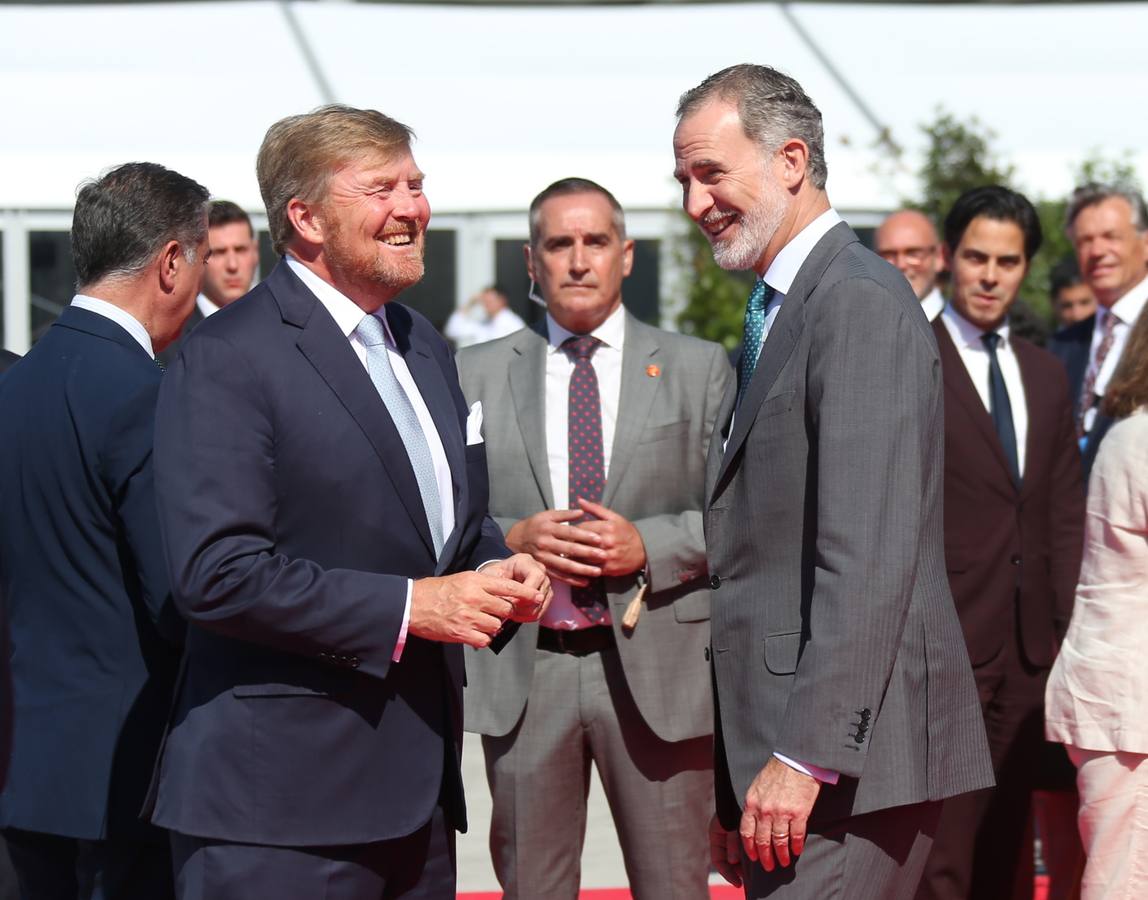 Los monarcas Felipe VI y Guillermo Alejandro asisten a la firma del acuerdo de Cepsa con Yara y Gasunie para impulsar el primer corredor de hidrógeno verde de Europa