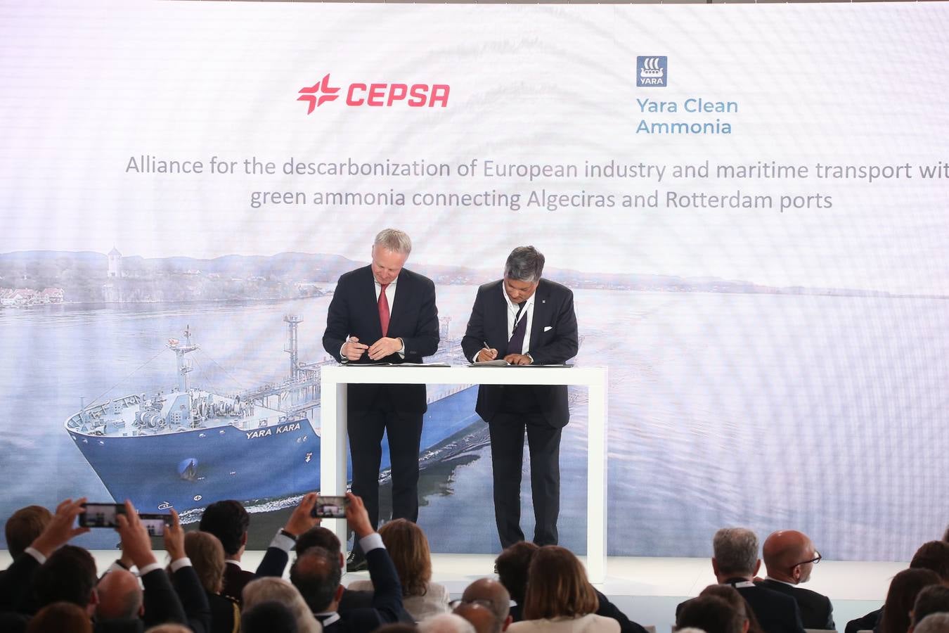 Los monarcas Felipe VI y Guillermo Alejandro asisten a la firma del acuerdo de Cepsa con Yara y Gasunie para impulsar el primer corredor de hidrógeno verde de Europa