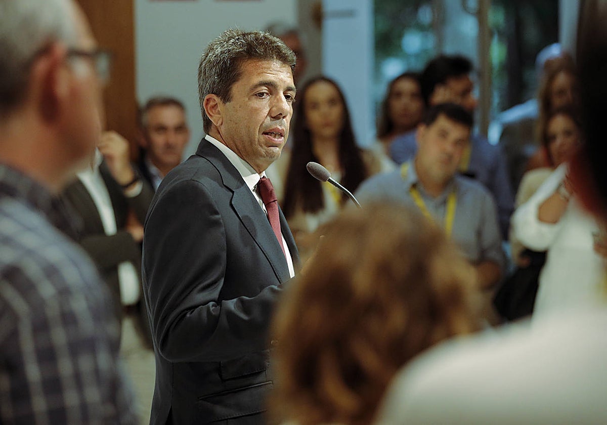 Imagen del candidato del PP a la Presidencia de la Generalitat Valenciana, Carlos Mazón, este lunes en una atención a medios