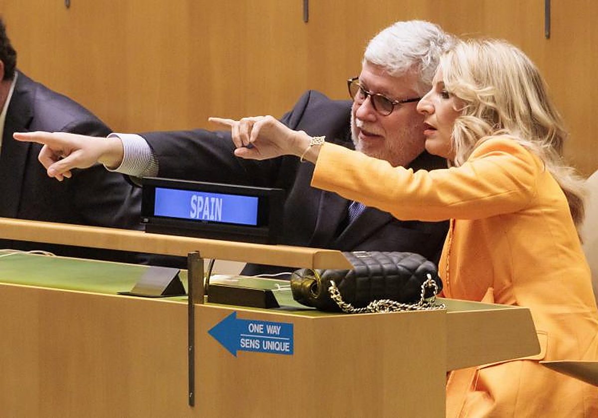 Agustín Santos Maraver, junto a Yolanda Díaz, en abril de este año en Nueva York (Estados Unidos)