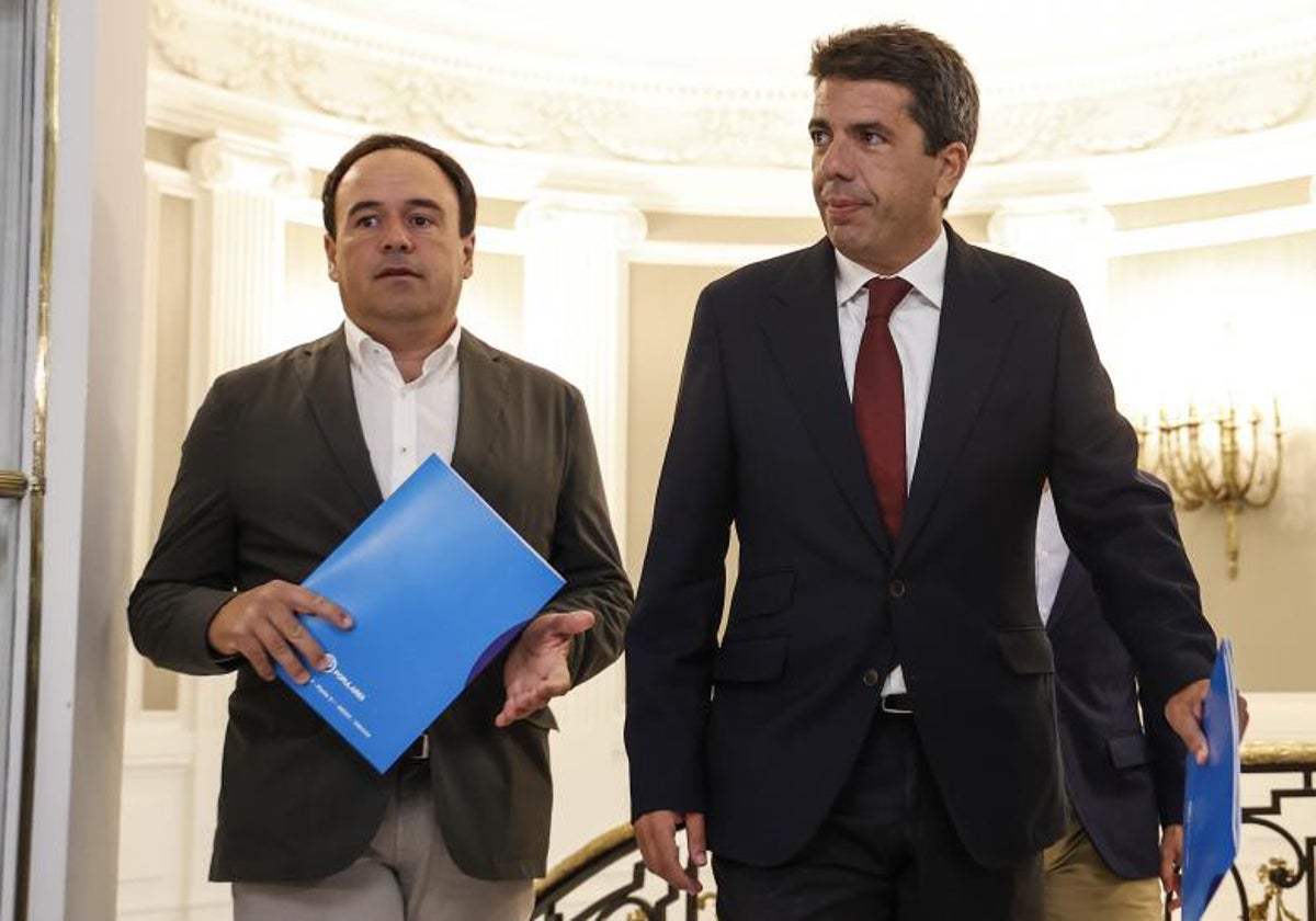 El alcalde de Finestrat, Juan Francisco Pérez Llorca (i), y el presidente del PPCV y candidato más votado a la Presidencia de la Generalitat valenciana, Carlos Mazón (d)