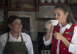 La Reina bebe una taza de café de La Esperanza con excombatientes de las Farc