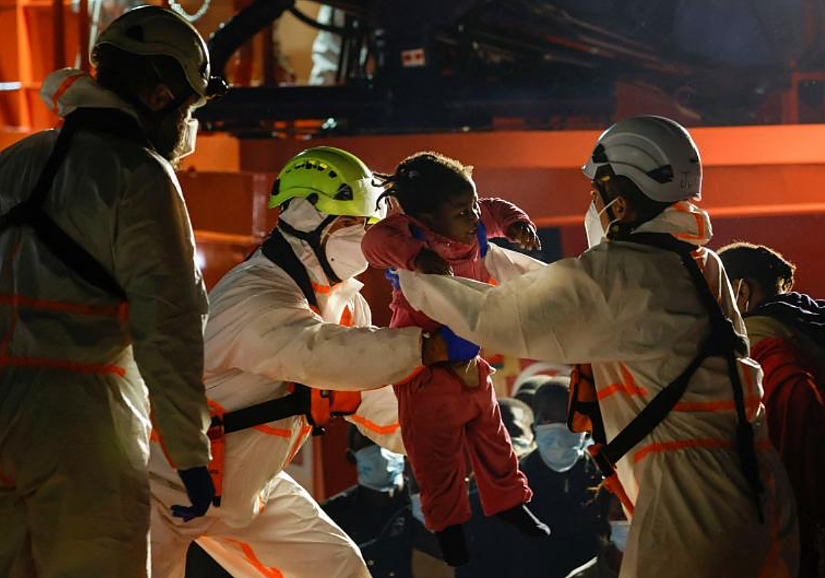 Rescate de un niño que viajaba a bordo de una patera en el Muelle de Arguineguín