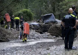 Los Bomberos localizan varias prendas de ropa de la mujer desaparecida tras la riada en Cataluña