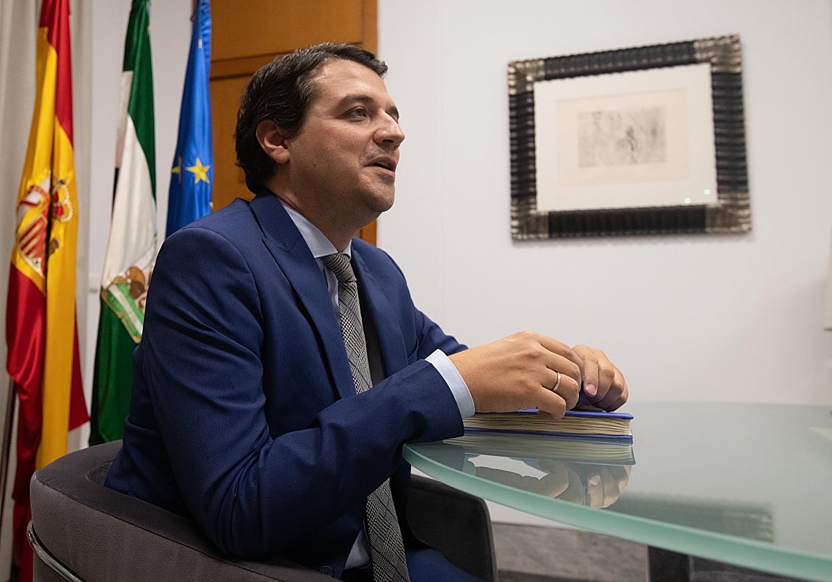 José María Bellido durante una entrevista con ABC con un cuaderno azul en la mesa de Alcaldía