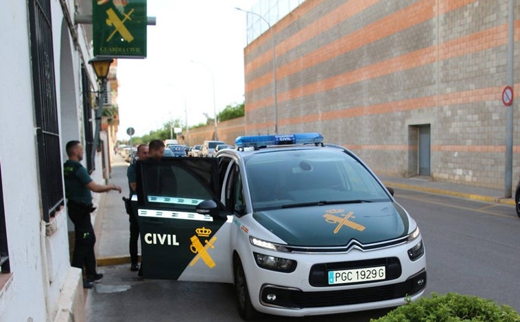 Imagen principal - Imágenes del caracal y la Guardia Civil durante la operación