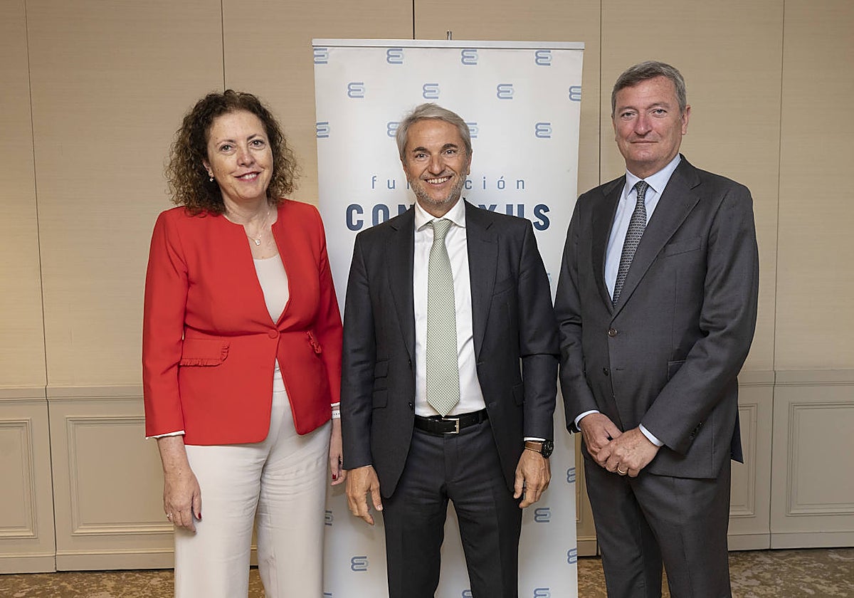 Imagen de Manuel Broseta (centro) acompañado por Asunción Martínez y Carlos Mas