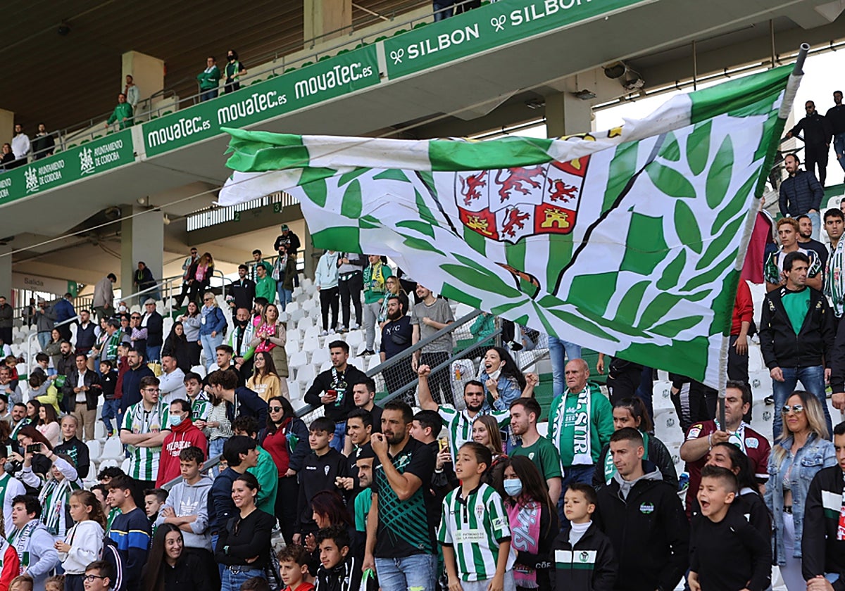 La afición de El Arcángel anima durante un encuentro de la temporada