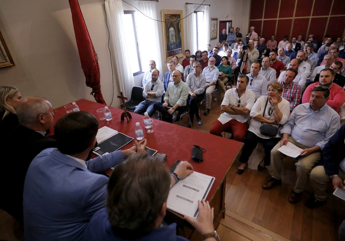 Reunión en la sede de la Agrupación de Cofradías de Córdoba