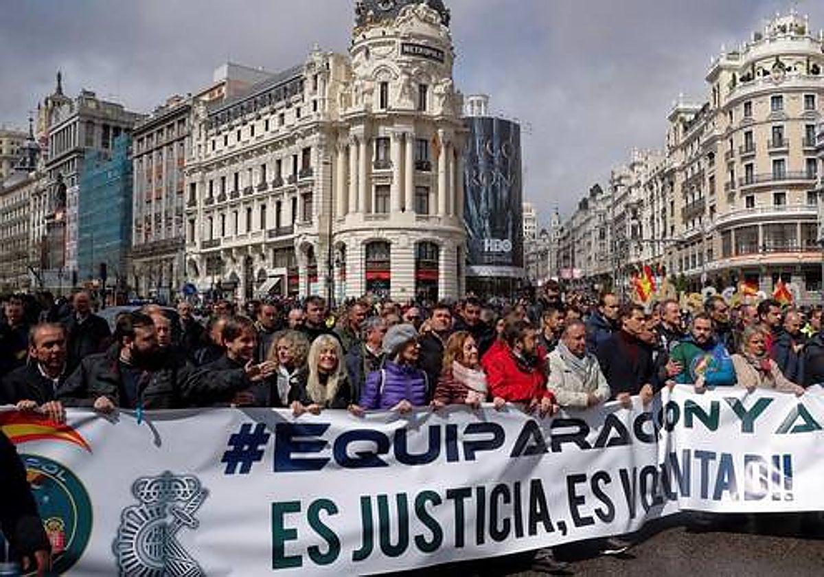 Manifestación de policías y guardias civiles para exigir la equiparación salarial