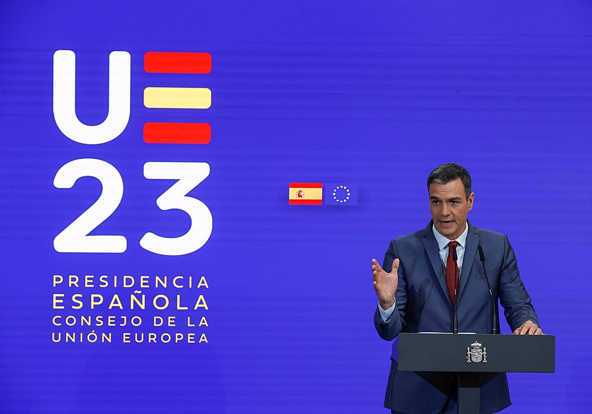 El presidente del Gobierno, Pedro Sánchez, este jueves en el Salón Barceló de La Moncloa, durante la presentación del logo y las prioridades de la presidencia española de la UE