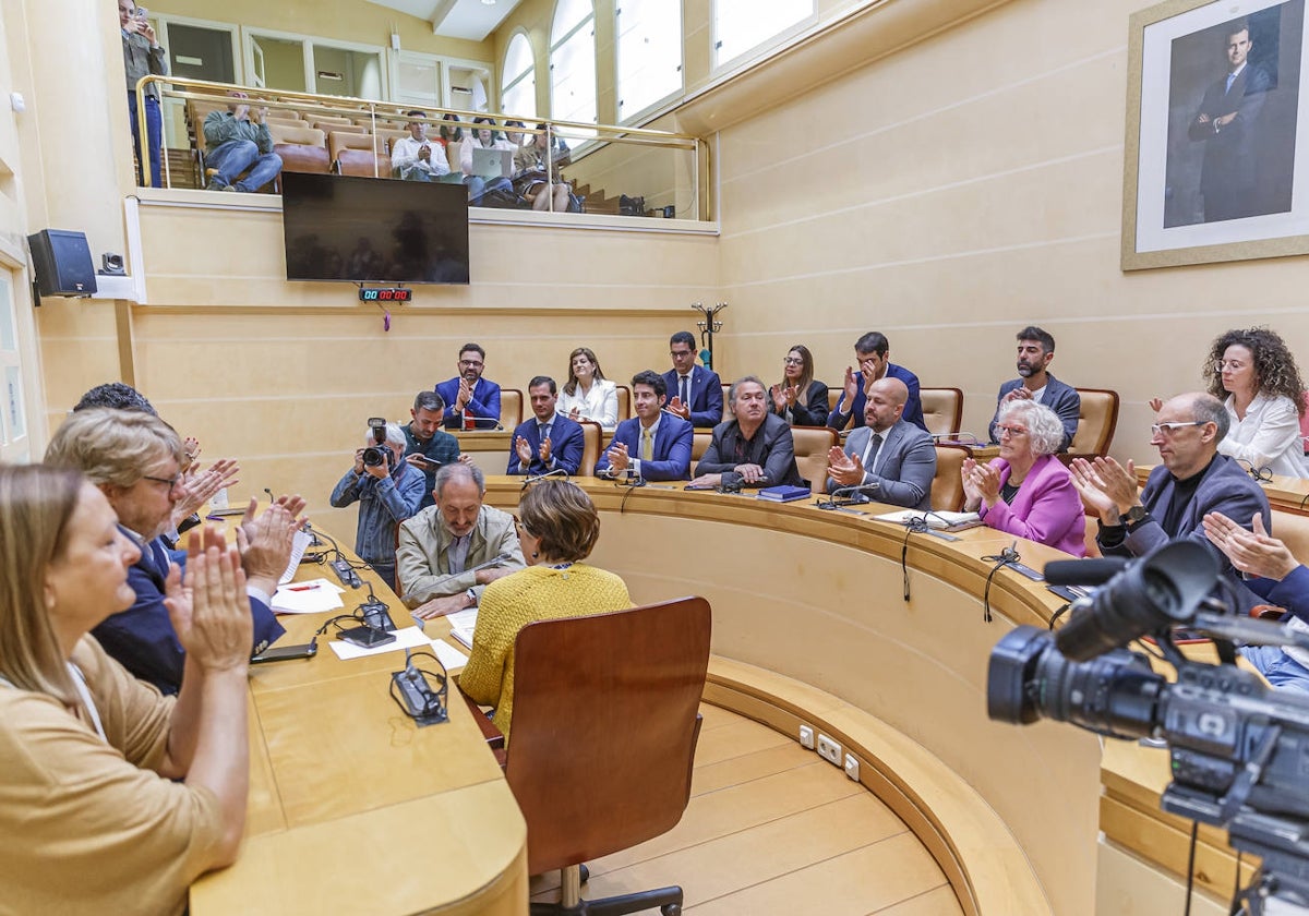 La alcaldesa saliente de Segovia, Clara Martín, preside el último pleno