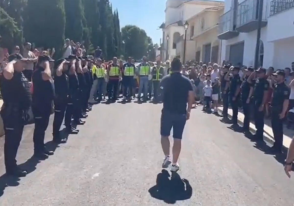 El policía herido llegando a su domicilio en Lopera