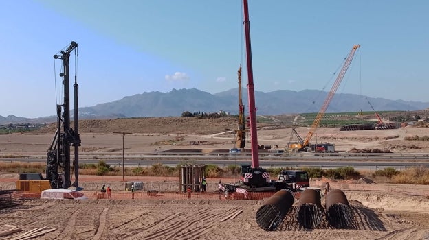 Obras para la realización del viaducto del AVE en Vera (Almería).