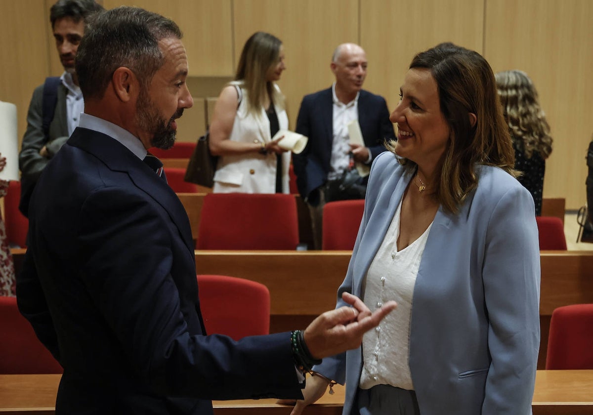 Imagen de la futura alcaldesa de Valencia, María José Catalá, y el candidato de Vox, Juanma Badenas, el pasado viernes en el acto de entrega de credenciales de la Junta Electoral en Valencia