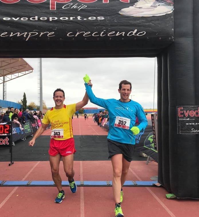 Con Rubén Lozano, ahora también concejal de su equipo, durante una carrera en 2018