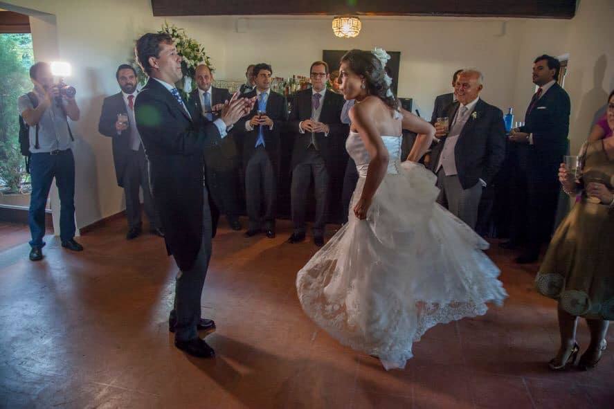 Bailando el día de su boda con su mujer Ilaria, en 2014: al fondo compañeros como Joaquín Romera y Juan José Alcalde