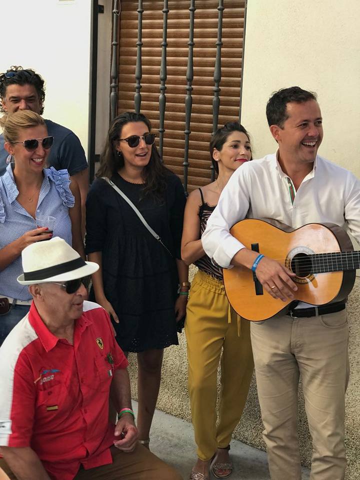 Tocando la guitarra, una de sus aficiones