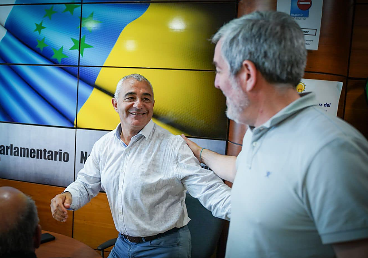 El presidente de AHI, partido más votado al Cabildo herreño, Javier Armas, con Fernando Clavijo (CC)