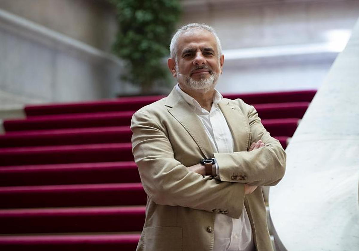 Carlos Carrizosa, líder de CS en Cataluña, posando para ABC en las escaleras nobles del Parlamento autonómico