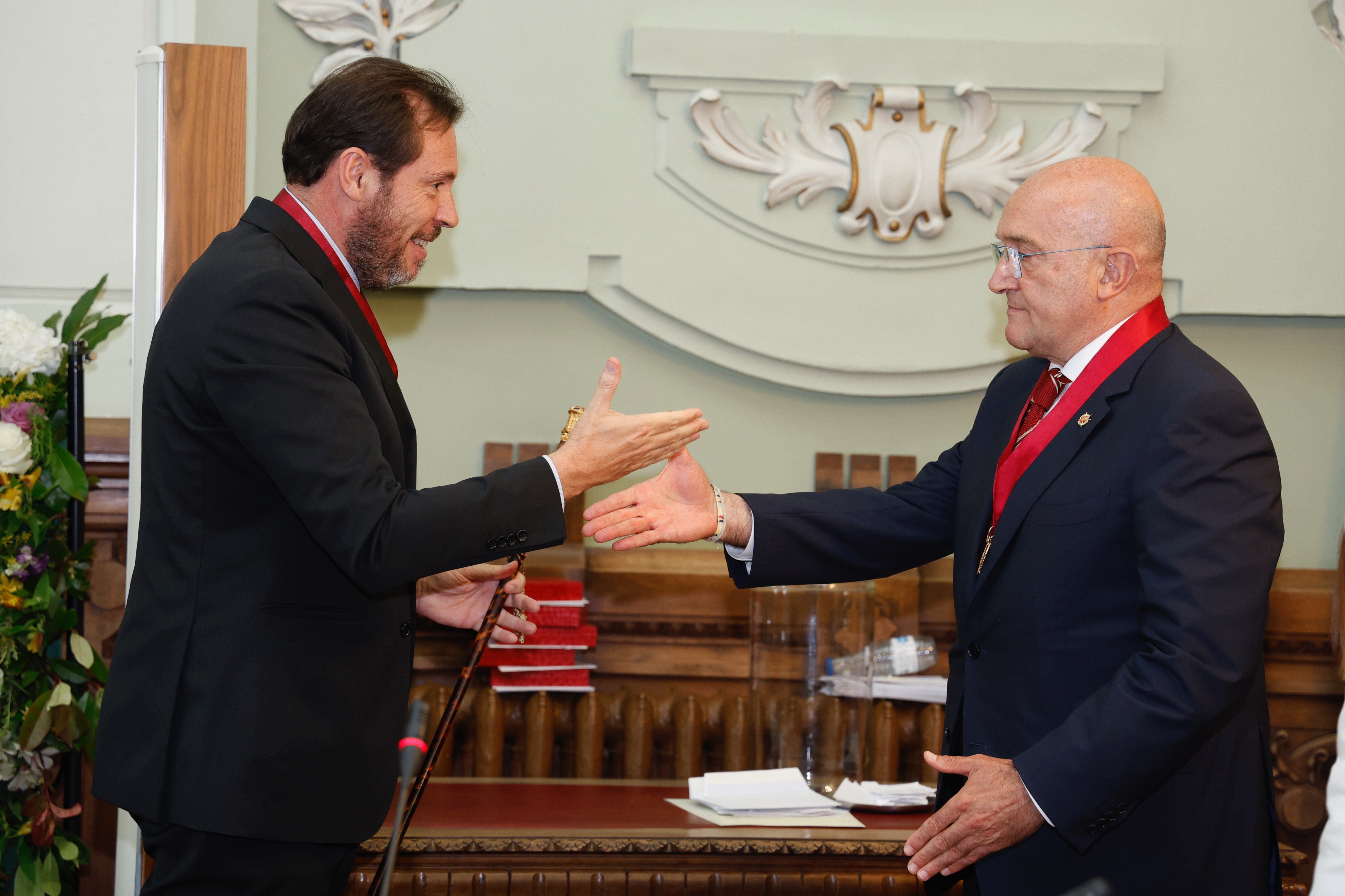Momento en el que Puente cede a Carnero el bastón de mando de Valladolid