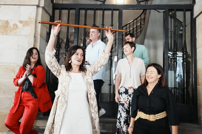 La alcaldesa entrante de Durango, Mireia Elkoroiribe (PNV), muestra el bastón de mando en la sesión de constitución del Ayuntamiento