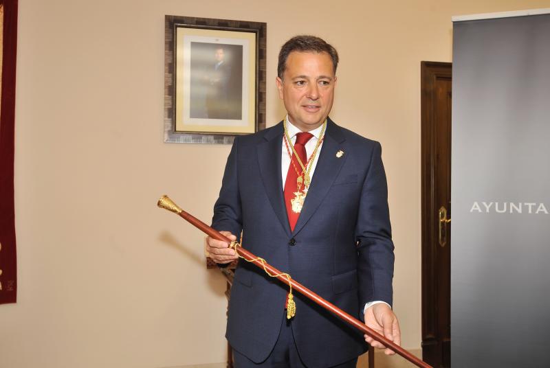 Manuel Serrano del Partido Popular recibe el bastón de alcalde por el ayuntamiento de Albacete este sábado﻿