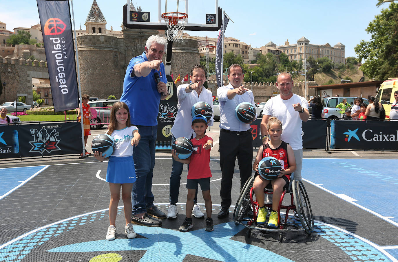 Carlos Velázquez con los participantes del circuito Plaza 3x3 CaixaBank 2023