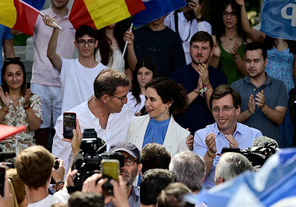 Alberto Núñez Feijóo, Isabel Díaz Ayuso y José Luis Martínez-Almeida, en el acto en el Retiro